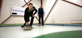 Idrettspresidenten besøkte Stange curlinghall